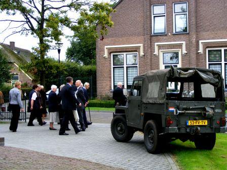 De jeep als symbool van de missiereizen van Pater Frans Roeloffzen..